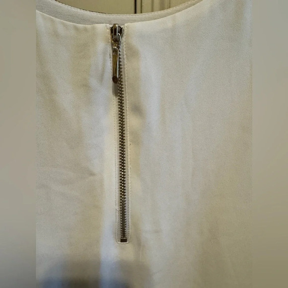 White House Black Market Navy White Asymmetrical Sleeveless Top Sz M - Picture 9 of 10